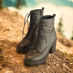 Zigi soho - 7.5 women’s - 3 inch heel - black boots - Zip up boots